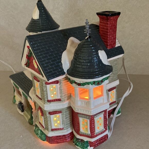 Santa’s Best Christmas in Vermont Ceramic House - Picture 4 of 9